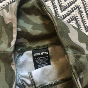 XS Victoria Secrets stretch leggings . In camouflage.